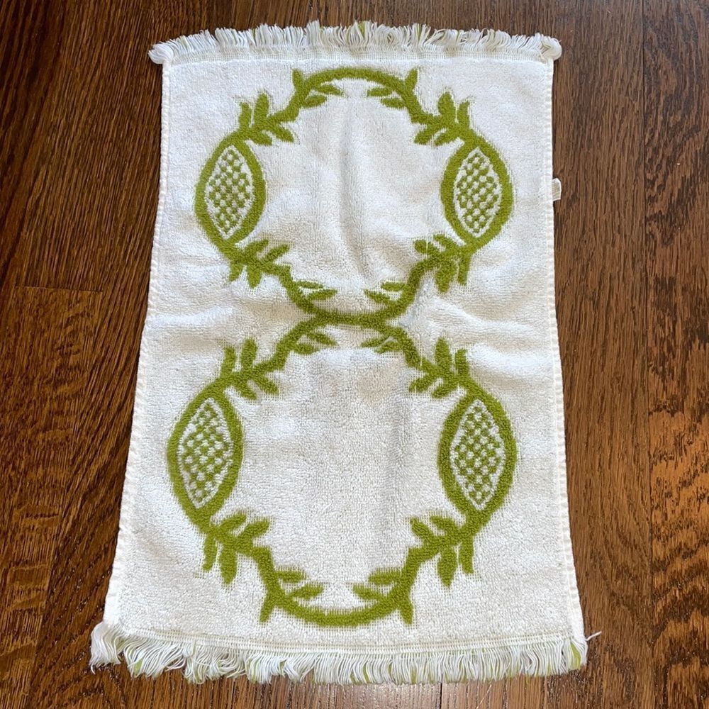 Vintage 70s Sears Velvet Touch white & avocado green cotton bath hand towel